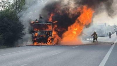 Moldova plakalı nişasta y&uuml;kl&uuml; tır otobanda alevlere teslim oldu

