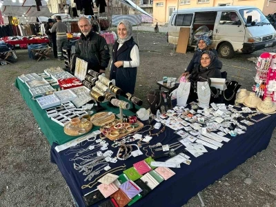 Mollabey&rsquo;de ucuzluk pazarı yoğun ilgi g&ouml;r&uuml;yor
