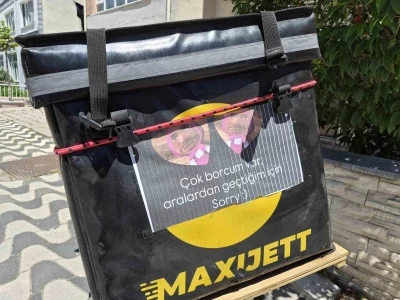 Motokuryeden g&uuml;l&uuml;mseten ve d&uuml;ş&uuml;nd&uuml;ren uyarı: "&Ccedil;ok borcum var, sorry"
