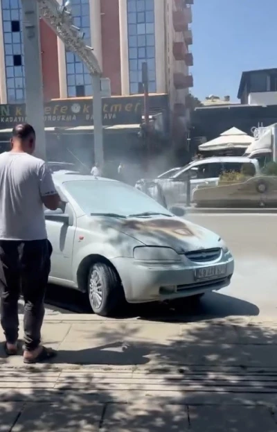 Motor kısmı alev alan otomobil, vatandaşların hızlı müdahalesi ile söndürüldü
