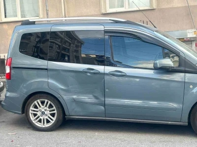 Motorla ön kaldıran gençler, park halindeki arabaya girdi
