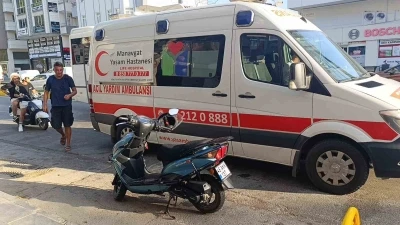 Motorlu bisiklet, araca çarpıp devrildi: Bisiklet sürücüsü yaralandı
