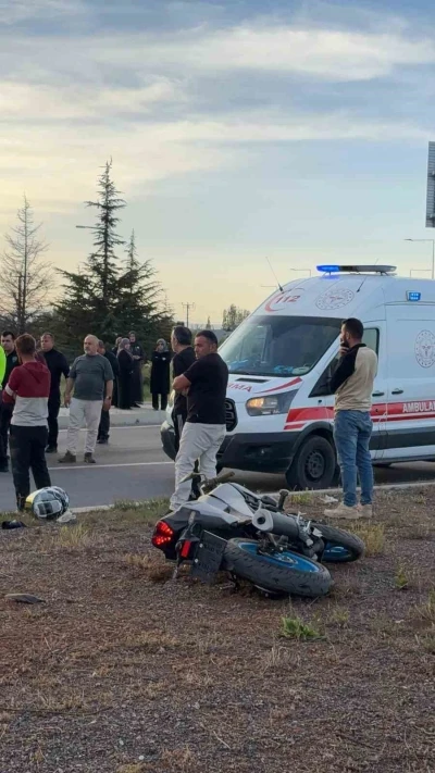 Motorsiklet devrildi, s&uuml;r&uuml;c&uuml; ağır yaralandı
