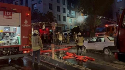 Motosiklet alev aldı, alevler 4 katlı binayı ve girişteki iş yerini sardı
