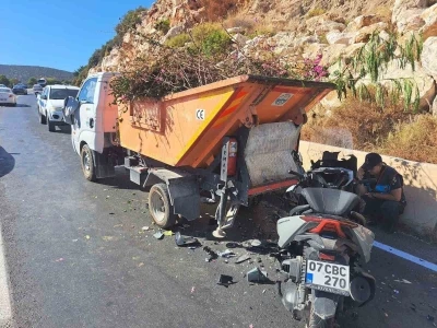Motosiklet, atık toplama aracına çarptı: 1 ölü
