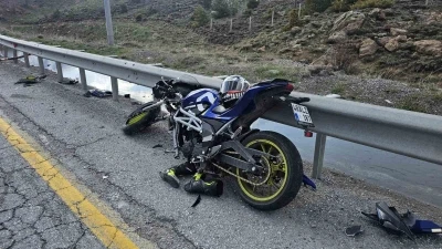 Motosiklet bariyere &ccedil;arptı: 1 yaralı
