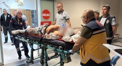 Motosiklet, elektrik direğine &ccedil;arptı: 1&rsquo;i ağır 2 yaralı
