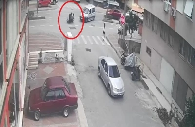 Motosiklet, hafif ticari araca çarpmamak için devrildi: 2 yaralı
