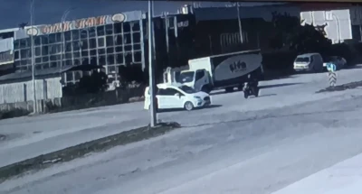 Motosiklet ile hafif ticari ara&ccedil; &ccedil;arpıştı: 1 yaralı
