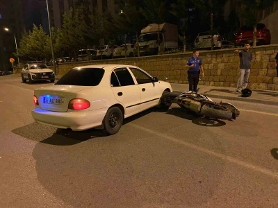 Motosiklet ile otomobil çarpıştı: 2 yaralı
