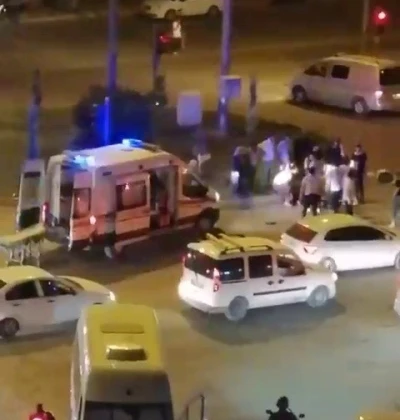 Motosiklet ile otomobil çarpıştı: 3 yaralı
