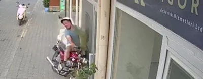 Motosiklet iş yerine girdi, kask hayat kurtardı
