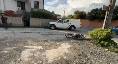 Motosiklet kamyonete çarptı: 2 ağır yaralı
