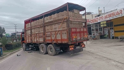 Motosiklet kamyonun altına girdi, savrulan s&uuml;r&uuml;c&uuml; ağır yaralandı
