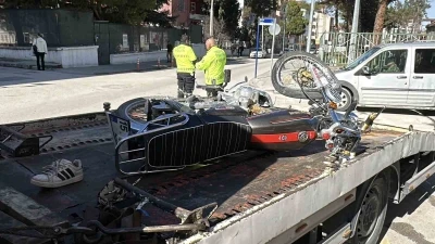 Motosiklet kavşağa kontrols&uuml;z girerek otomobile &ccedil;arptı: 1&rsquo;i ağır 2 yaralı
