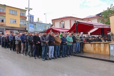 Motosiklet kazasında hayatını kaybeden gen&ccedil; son yolculuğuna uğurlandı
