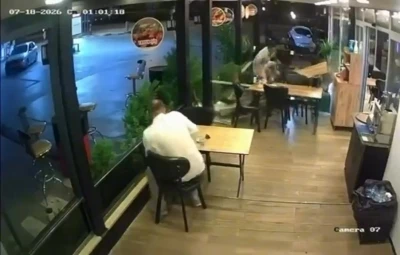 Motosiklet lokantada oturan m&uuml;şteriye &ccedil;arptı
