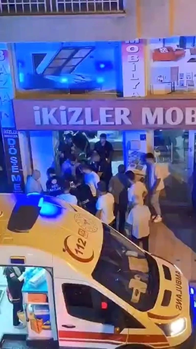 Motosiklet mobilya mağazasına girdi: 1 yaralı
