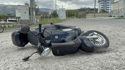 Motosiklet mucurlu yolda devrildi: Kaza anı kamerada
