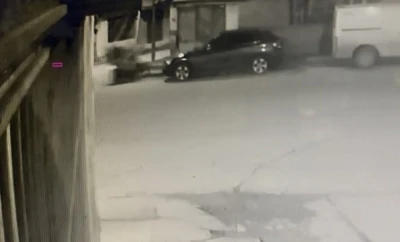 Motosiklet &ouml;nce yayaya ardından duvara &ccedil;arptı: 3 yaralı
