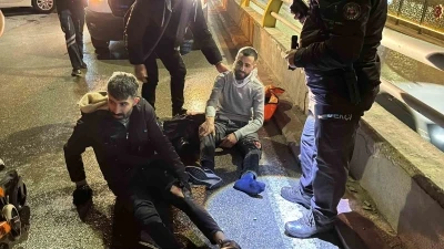 Motosiklet, otomobile arkadan &ccedil;arptı: 2 yaralı
