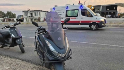 Motosiklet otomobile &ccedil;arptı: 2 yaralı

