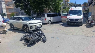 Motosiklet otomobile &ccedil;arptı , o anlar g&uuml;venlik kamerasına yansıdı:1 yaralı
