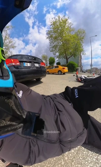 Motosiklet otomobile &ccedil;arptı... O anlar kask kamerasına yansıdı
