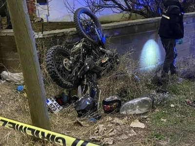 Motosiklet otomobille kafa kafaya &ccedil;arpıştı: 1 &ouml;l&uuml;, 2 yaralı
