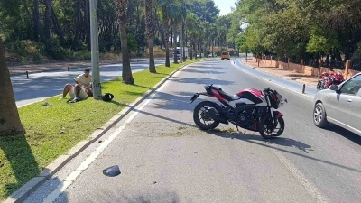 Motosiklet palmiye ağacına çarptı, sürücü yaralandı
