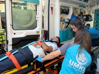 Motosiklet, park etmeye çalışan araca çarptı: 1 yaralı
