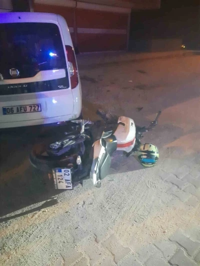Motosiklet park halindeki araca çarptı: 1 yaralı
