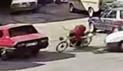 Motosiklet park halindeki otomobile çarptı, 15 yaşındaki sürücü ağır yaralandı
