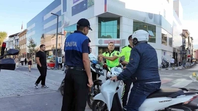 Motosiklet sürerken bir eliyle baklava taşımaya çalışan sürücüsü cezaya itiraz edemedi
