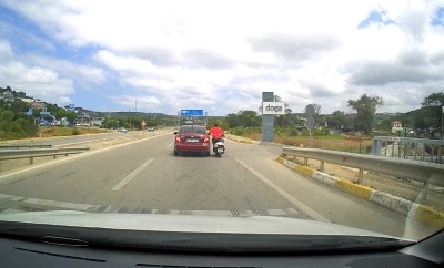 Motosiklet sürücüsü canını hiçe saydı
