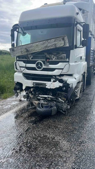 Motosiklet s&uuml;r&uuml;c&uuml;s&uuml; girdiği tırın altında feci şekilde can verdi
