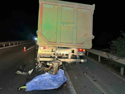Motosiklet sürücüsü kamyona arkadan çarptı: 1 ölü
