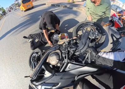 Motosiklet sürücüsü kaskı sayesinde yara almadan kurtuldu
