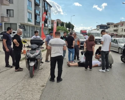 Motosiklet s&uuml;r&uuml;c&uuml;s&uuml; otomobile &ccedil;arpmamak i&ccedil;in frene basınca savruldu: 1 yaralı
