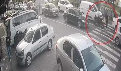 Motosiklet sürücüsü yaya geçidindeki kadına çarptı: 2 yaralı
