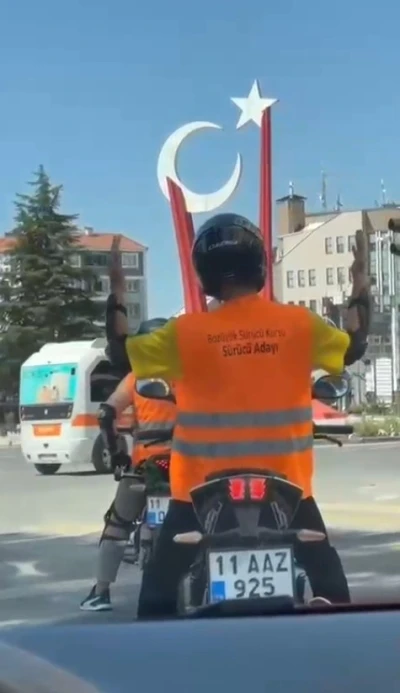Motosiklet sürücüsünün müzik eşliğinde dans ettiği renkli anlar kamerada
