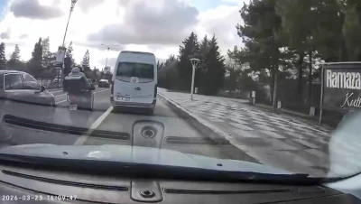 Motosiklet s&uuml;r&uuml;c&uuml;s&uuml;n&uuml;n tehlikeli anları kameraya yansıdı
