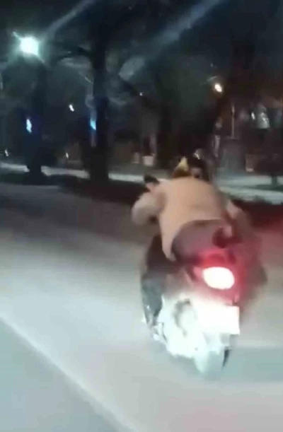 Motosiklet s&uuml;r&uuml;c&uuml;s&uuml;n&uuml;n trafikte tehlikeli anları kamerada
