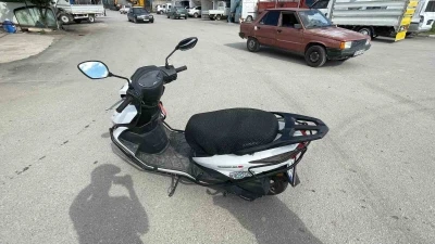 Motosiklet s&uuml;r&uuml;c&uuml;s&uuml;n&uuml;n yaralandığı kaza kameraya yansıdı
