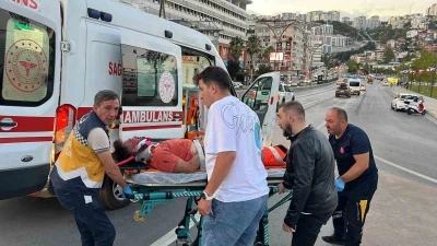 Motosiklet trafik levhasına çarptı: 1’i ağır 2 yaralı
