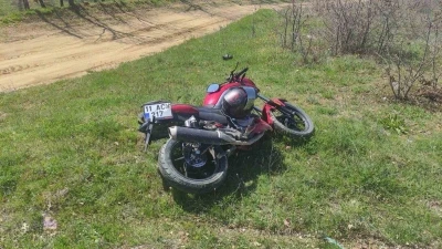 Motosiklet trafik tabelasına &ccedil;arptı: 1 yaralı
