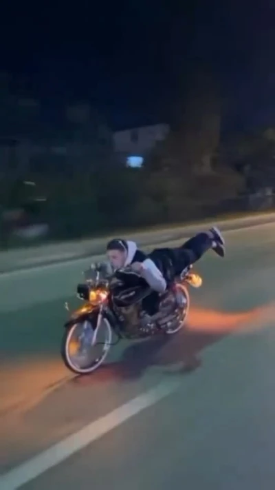 Motosiklet &uuml;zerinde tehlikeli şov

