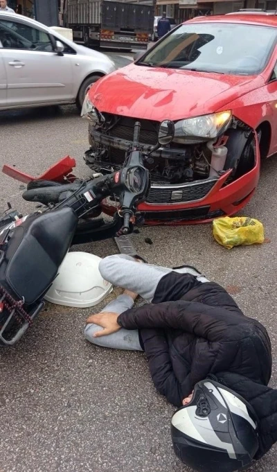 Motosiklet ve otomobil kafa kafaya çarpıştı: 1 yaralı
