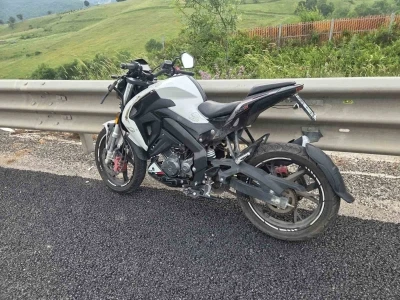 Motosiklet virajda savruldu s&uuml;r&uuml;c&uuml; ağır yaralı
