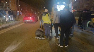 Motosiklet yayaya &ccedil;arptı: 2 yaralı
